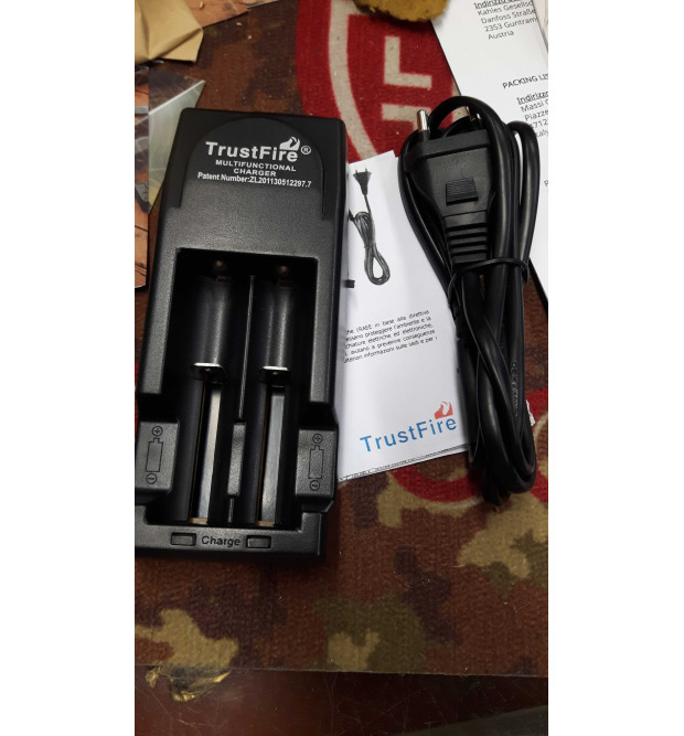 Trustfire Multifunctional Charger Caricabatterie